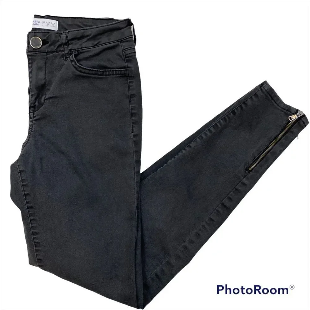 Zara Basic Denim Ladies Black Skinny Jeans With Zippers at Bottom Hems Size 2‎